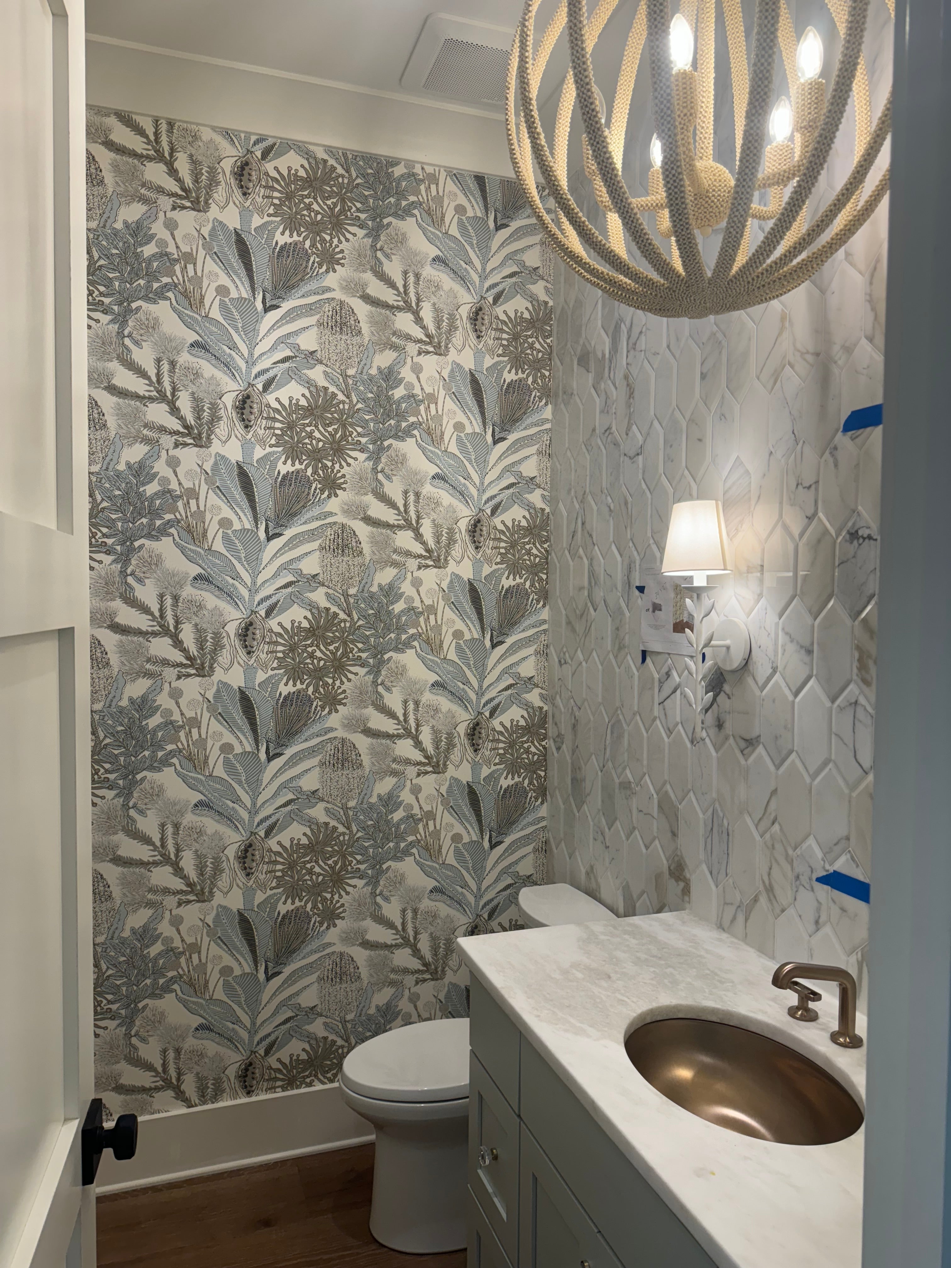 Wallpaper in a Powder Bathroom – Natural Art Wallcover and Painting
